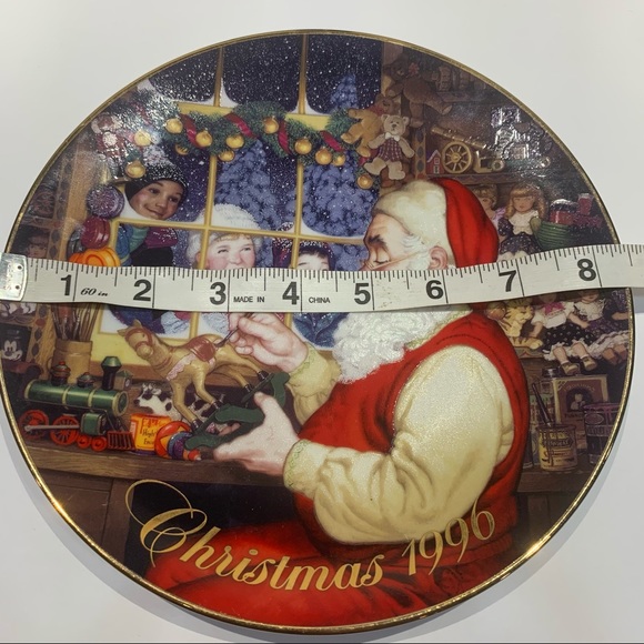 Avon Christmas Plate 8.25” 1996 Santa's Loving Touch. - Picture 4 of 5